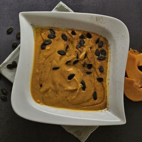 Eine cremige, pikante Kürbissuppe, verfeinert mit Gewürzen und garniert mit Kürbiskernen – perfekt für kalte Herbsttage.