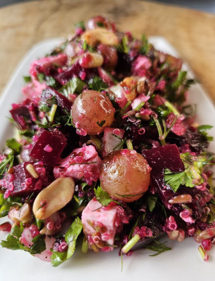 Power-Rote-Bete-Quinoa-Salat mit Feta und gerösteten Nüssen