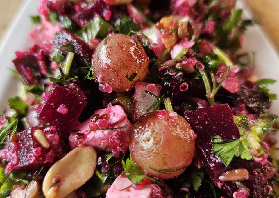 Rote-Bete-Quinoa-Salat mit Feta und gerösteten Nüssen