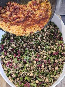 Vegane Kohlrouladen Pasuts Tolma aus Armenien, gefüllt mit Linsen, Bohnen, Bulgur und getrockneten Früchten, eingerollt in fermentierten Kohlblättern – ideal für Veganer und als gesunde Vorspeise.