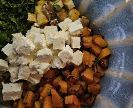 Kürbis Knödel mit Fetakäse und gebratenen Apfelscheiben, angerichtet mit frischem Thymian und Parmesan