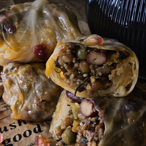 Vegane Kohlrouladen Pasuts Tolma aus Armenien, gefüllt mit Linsen, Bohnen, Bulgur und getrockneten Früchten, eingerollt in fermentierten Kohlblättern – ideal für Veganer und als gesunde Vorspeise.