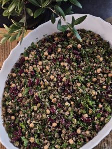 Vegane Kohlrouladen Pasuts Tolma aus Armenien, gefüllt mit Linsen, Bohnen, Bulgur und getrockneten Früchten, eingerollt in fermentierten Kohlblättern – ideal für Veganer und als gesunde Vorspeise.