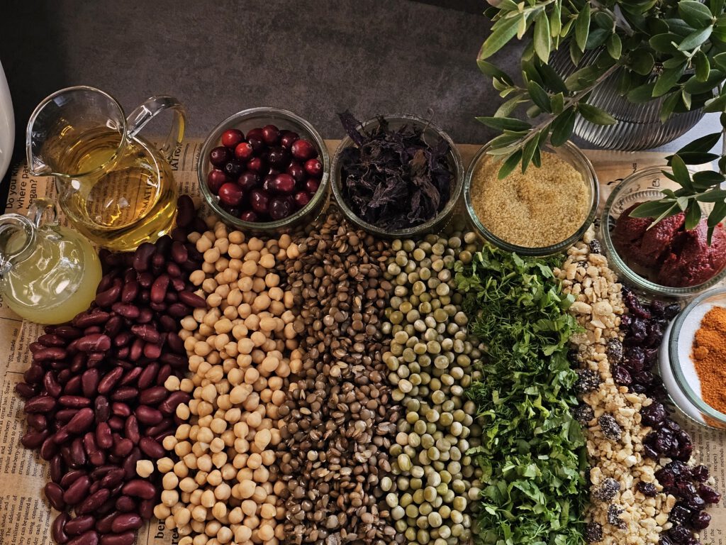 Vegane Kohlrouladen Pasuts Tolma aus Armenien, gefüllt mit Linsen, Bohnen, Bulgur und getrockneten Früchten, eingerollt in fermentierten Kohlblättern – ideal für Veganer und als gesunde Vorspeise.