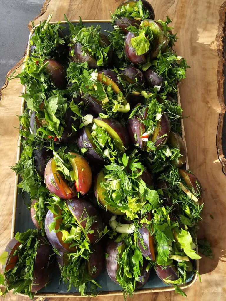 Fermentiertes Gemüse in einem Glas mit Dill, Pfefferkörnern und Lorbeerblättern,