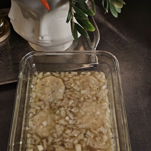 Ein traditionelles hessisches Gericht: Handkäs mit Musik. Der Sauermilchkäse wird mit einer würzigen Marinade aus Zwiebeln, Apfelessig, Apfelsaft und Kümmel angerichtet, dazu frisches Vollkornbrot und gehackte Petersilie.