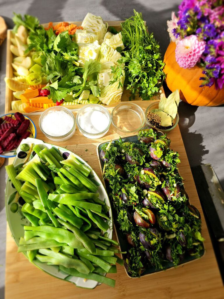 Fermentiertes Gemüse in einem Glas mit Dill, Pfefferkörnern und Lorbeerblättern,