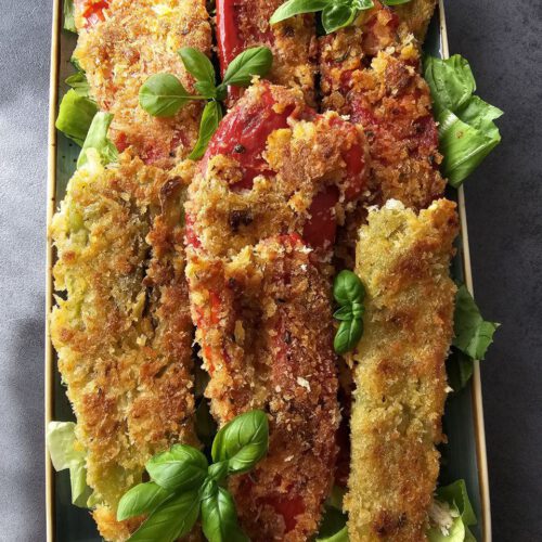 Knusprig panierte Paprika, gefüllt mit cremigem Feta.