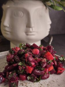 Vinegrette-Gemüsesalat mit Roter Bete, Kartoffeln, Karotten und frischen Kräutern