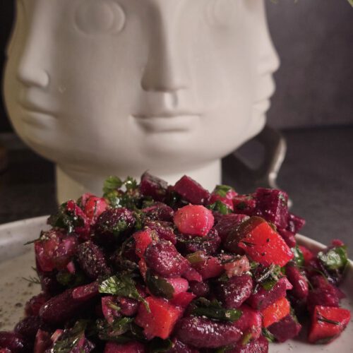 Vinegrette-Gemüsesalat mit Roter Bete, Kartoffeln, Karotten und frischen Kräutern