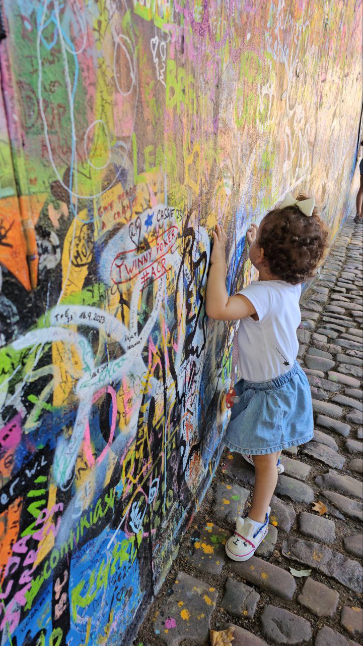 Bunt bemalte John-Lennon-Mauer mit Graffitis und Friedensbotschaften in Prag.