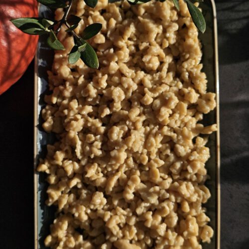 Herbstliches Kürbisspätzle-Rezept: Leuchtend orange Spätzle mit sanft-nussigem Kürbisgeschmack, perfekt als Beilage oder vegetarisches Hauptgericht.