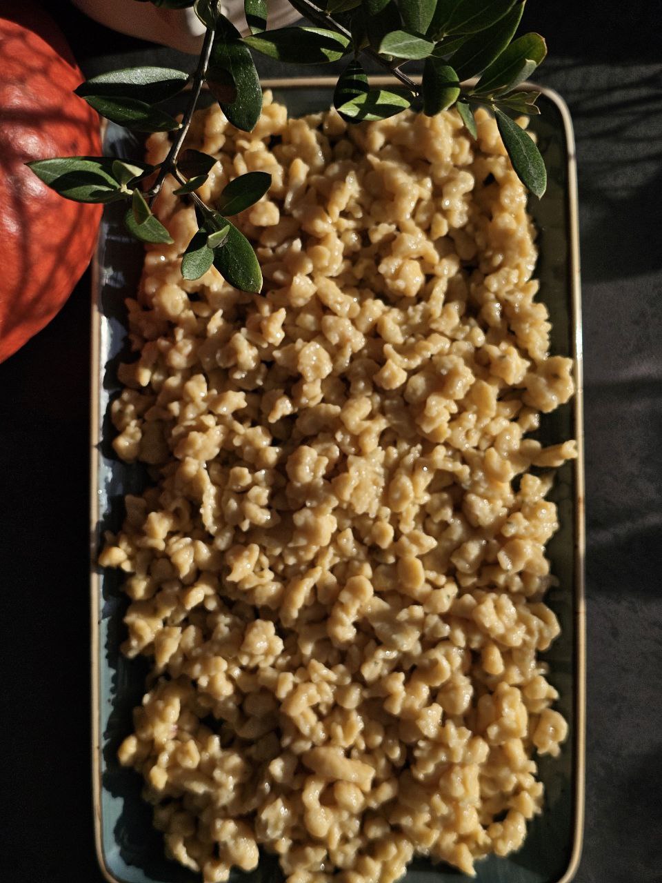 Herbstliches Kürbisspätzle-Rezept: Leuchtend orange Spätzle mit sanft-nussigem Kürbisgeschmack, perfekt als Beilage oder vegetarisches Hauptgericht.