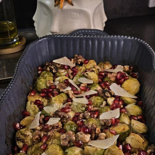 Gerösteter Rosenkohl mit Walnüssen, direkt aus dem Ofen, auf einem Backblech angerichtet