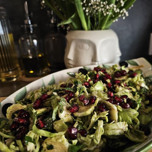 Knackiger Rosenkohlsalat mit Granatapfelkernen