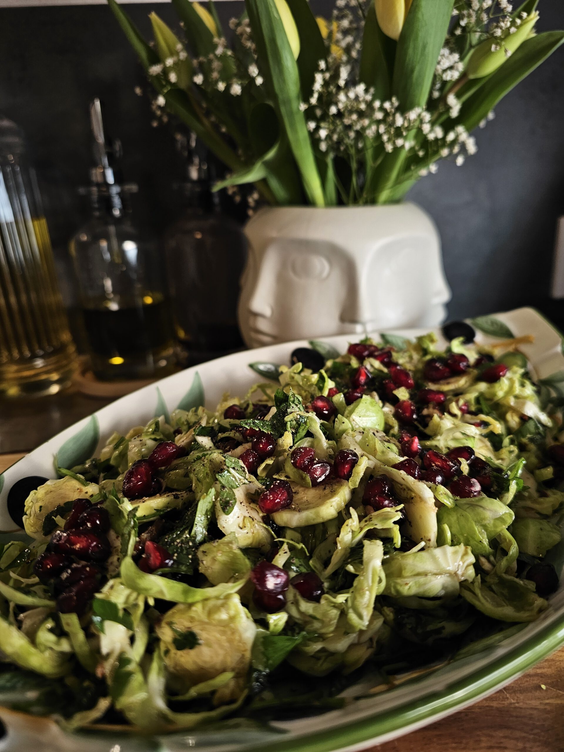 Knackiger Rosenkohlsalat mit Granatapfelkernen