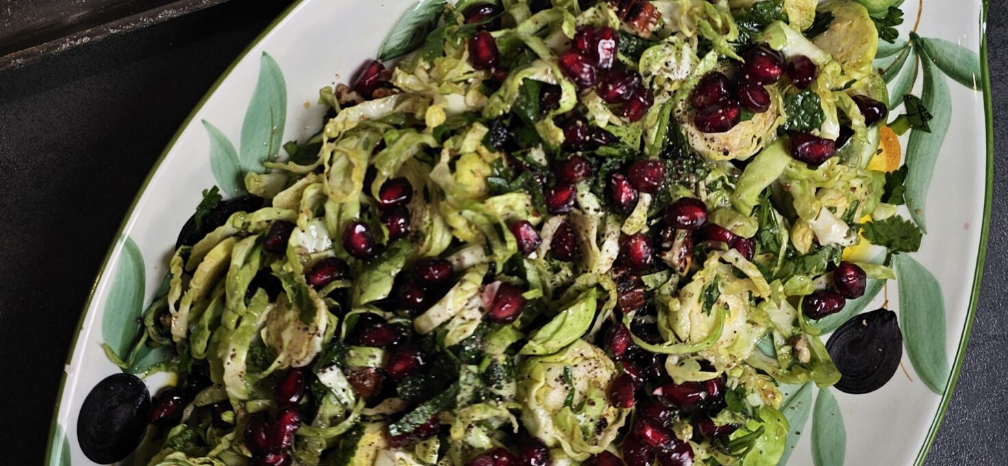 Rosenkohlsalat mit Granatapfel, Nüssen und Orangen-Dressing