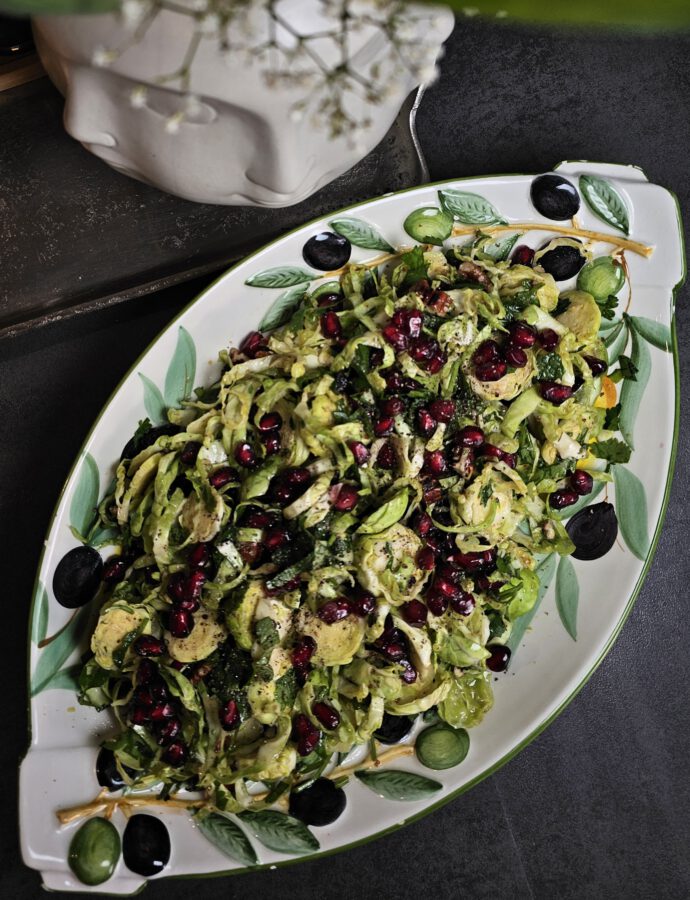 Rosenkohlsalat mit Granatapfel, Nüssen und Orangen-Dressing