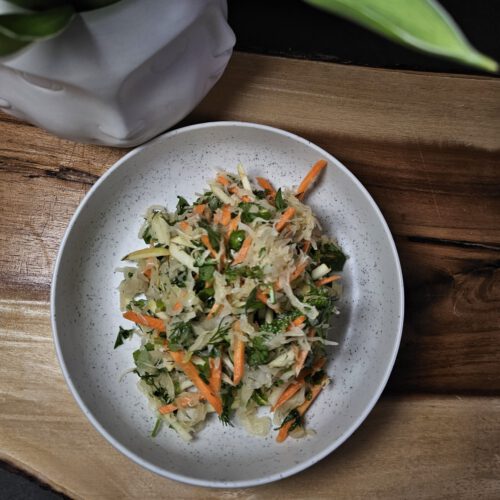 Frischer Sauerkrautsalat mit Orangendressing, Apfel und Karotten