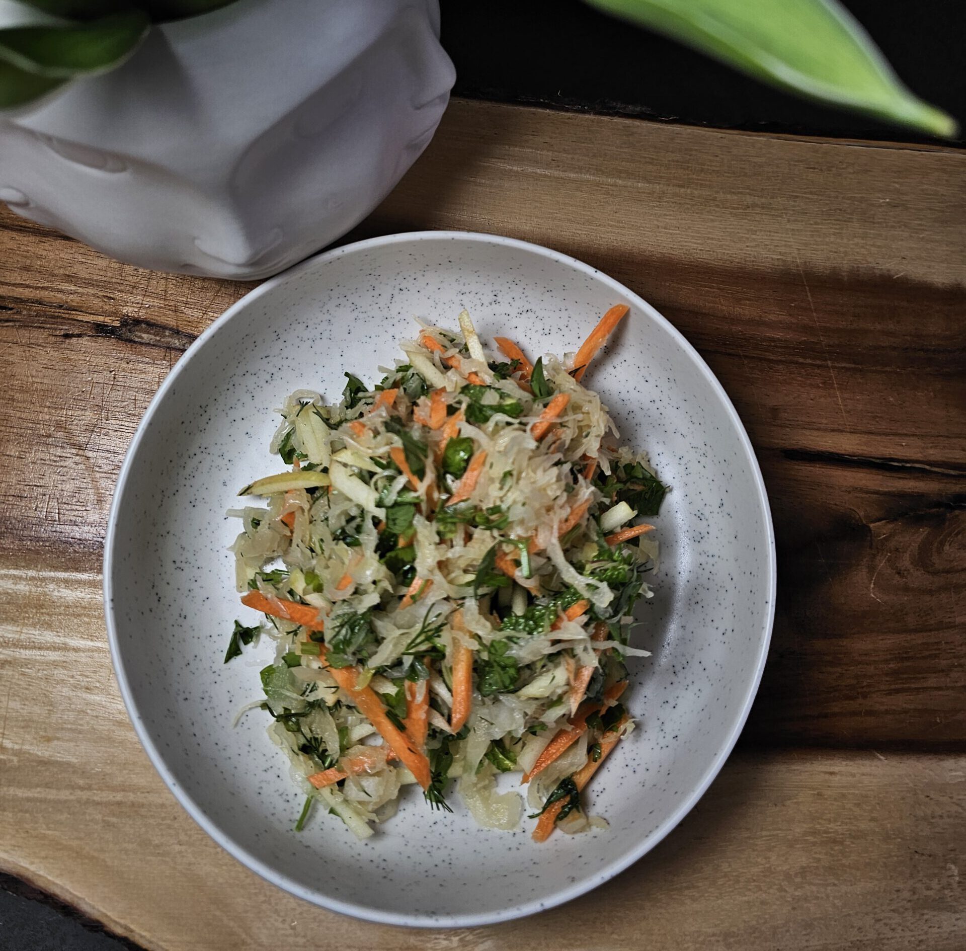 Frischer Sauerkrautsalat mit Orangendressing, Apfel und Karotten