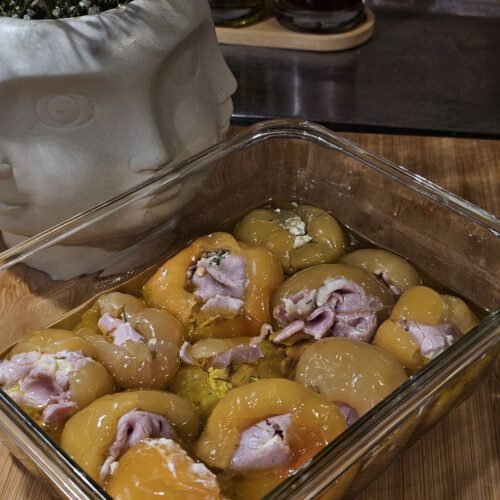 Gefüllte Paprika mit würzigem Käse und Schinken,