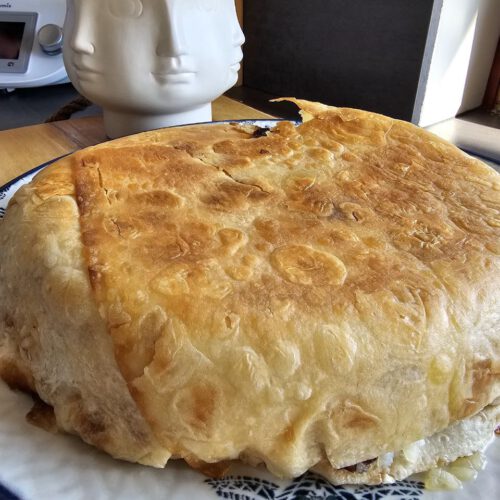 Armenischer Osterreis mit Trockenfrüchten, Nüssen und Lavash-Boden, serviert auf einem Teller
