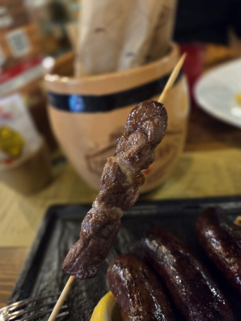 Traditionelle Arrosticini-Spieße aus Lammfleisch, gegrillt in Pescara