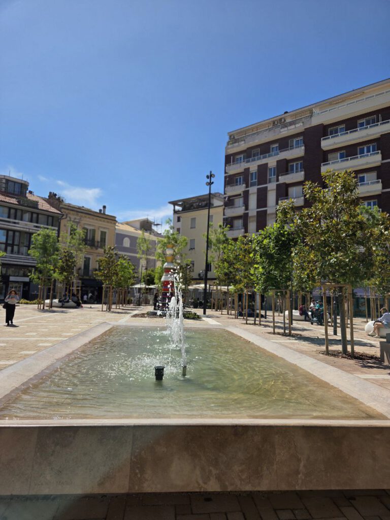Piazza della Rinascita in Pescara mit Cafés und Boutiquen