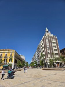 Piazza della Rinascita in Pescara mit Cafés und Boutiquen