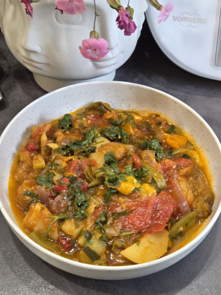 Gekochter Ajap Sandal – veganer armenischer Eintopf mit Kräutern im Schmortopf serviert