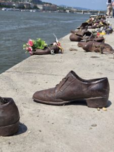 Schuhe am Donauufer