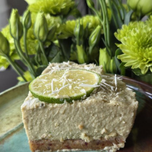 Cremiger No Bake Avocado-Zitronen-Kuchen mit Haferkeksen, Datteln und Zitronen – perfektes Sommer-Dessert ohne Backen.