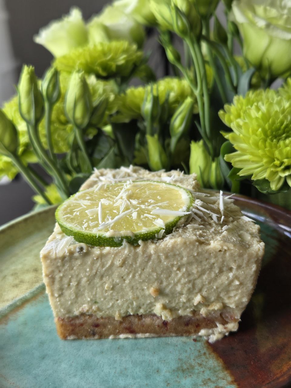 Cremiger No Bake Avocado-Zitronen-Kuchen mit Haferkeksen, Datteln und Zitronen – perfektes Sommer-Dessert ohne Backen.