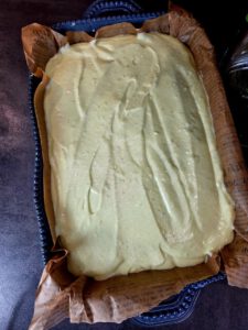 Cremiger No Bake Avocado-Zitronen-Kuchen mit Datteln, Nüssen und frischer Zitrone – perfektes Sommer-Dessert ohne Backen.