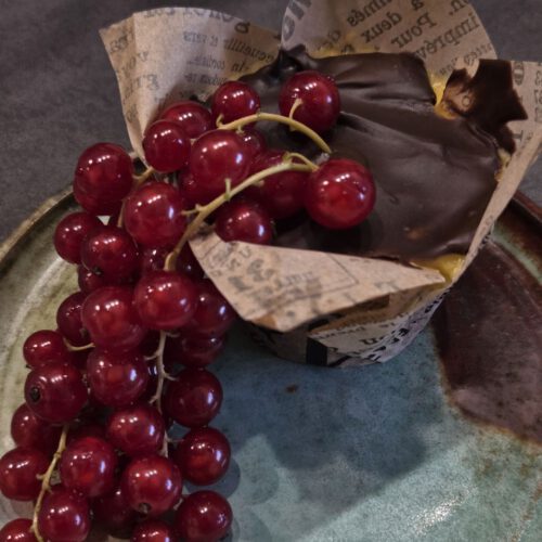 Eis Torte mit Schokoboden und Vanille-Creme, dekoriert mit frischen Beeren