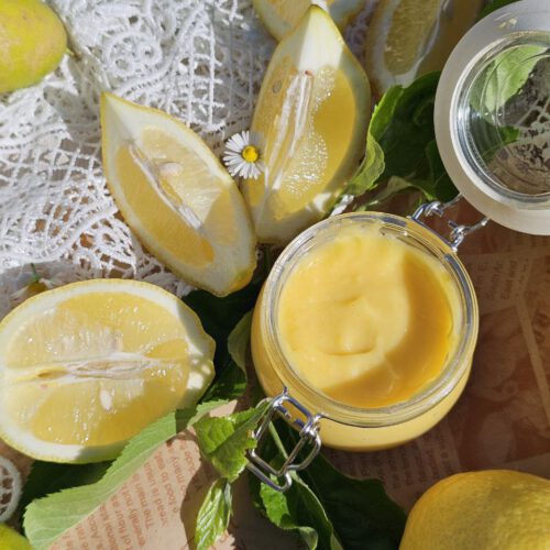 Selbstgemachtes Lemon Curd im Glas