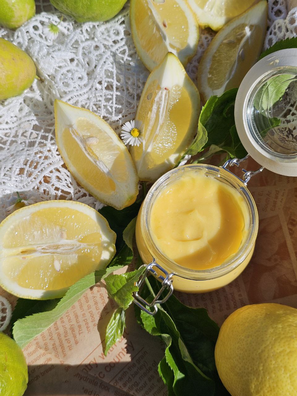 Selbstgemachtes Lemon Curd im Glas