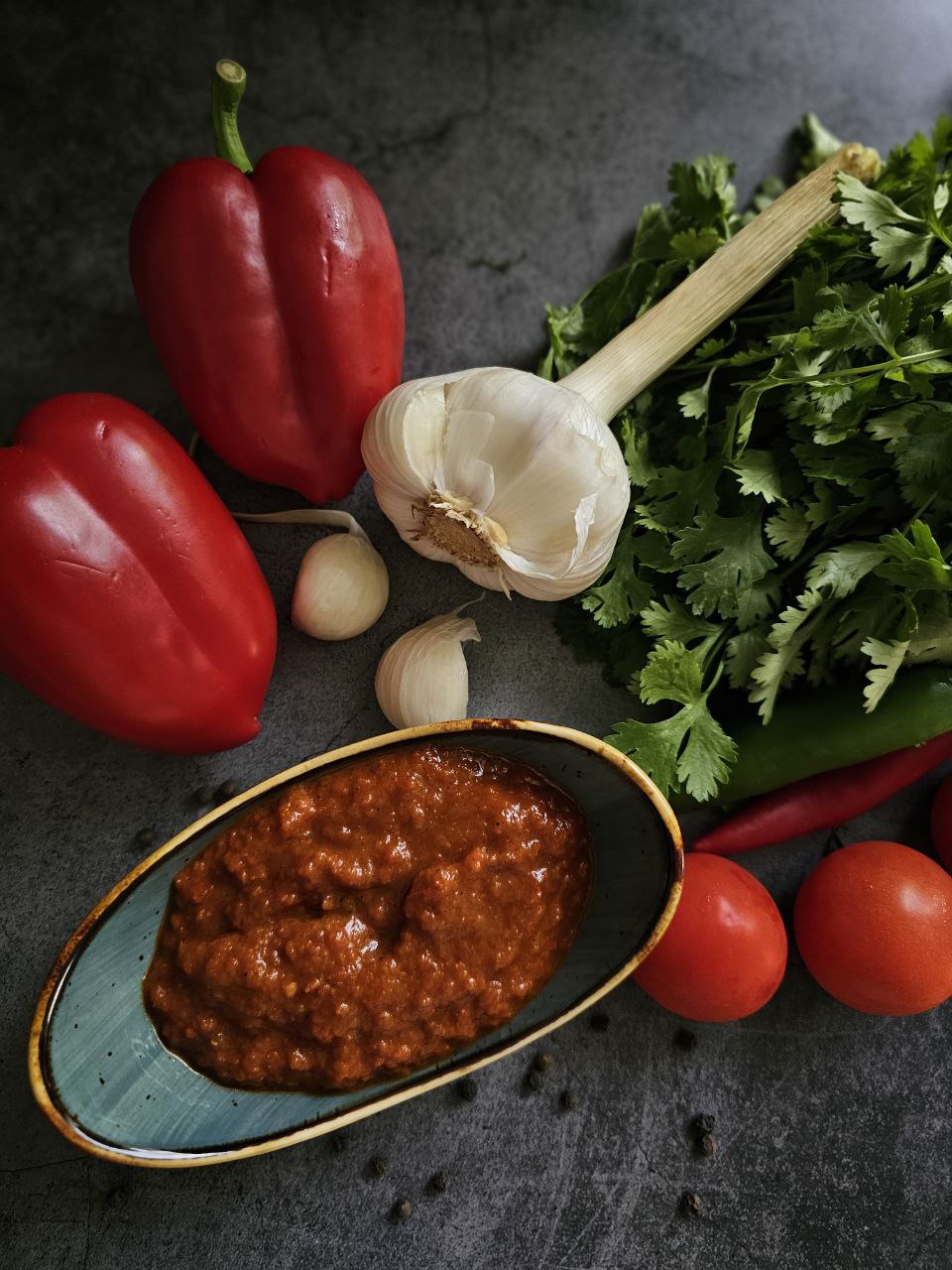 Hausgemachte Adjika Paprikapaste – würzig, scharf und aromatisch