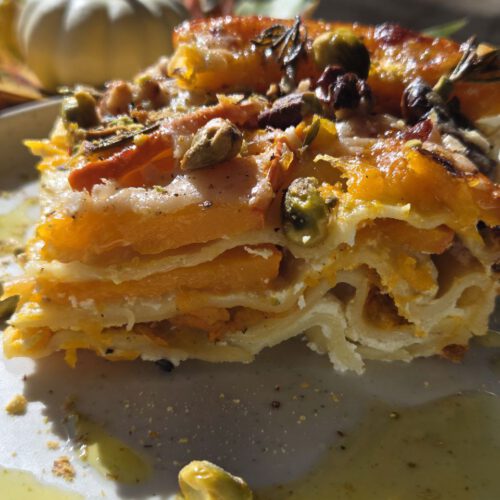 Kürbis-Lasagne mit Ricotta auf Teller serviert