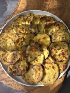 In Maismehl gewendete Auberginenscheiben für eine besonders knusprige Parmigiana di Melanzane