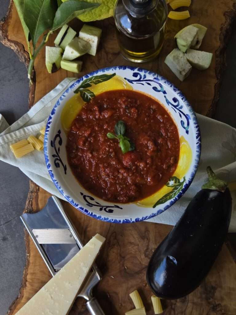 Eine herrlich rote, stückige Tomatensoße köchelt in der Pfanne, verfeinert mit Zwiebeln, Knoblauch und fein gehackten getrockneten Tomaten für extra viel Aroma.