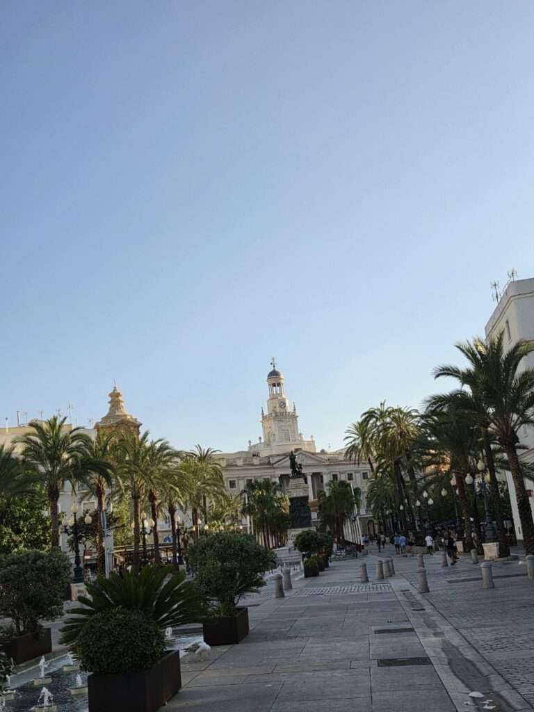 Andalusien-Roadtrip mit Kind: Tarifa, Cádiz und die schönsten Dünen 8 Andalusien-Roadtrip mit Kind: Tarifa, Cádiz und die schönsten Dünen Cádiz Sehenswürdigkeiten – Altstadtgasse beim Andalusien-Roadtrip mit Kind