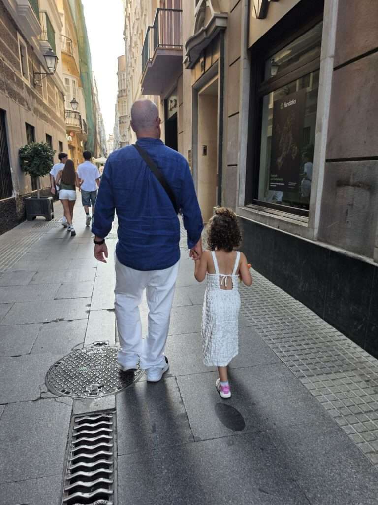 Andalusien-Roadtrip mit Kind: Tarifa, Cádiz und die schönsten Dünen 7 Andalusien-Roadtrip mit Kind: Tarifa, Cádiz und die schönsten Dünen Gasse mit Kind in der Altstadt von Cádiz