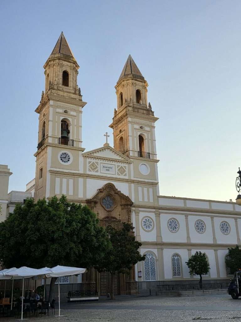 Andalusien-Roadtrip mit Kind: Tarifa, Cádiz und die schönsten Dünen 6 Andalusien-Roadtrip mit Kind: Tarifa, Cádiz und die schönsten Dünen Plaza in der Altstadt von Cádiz mit Palmen im Abendlicht