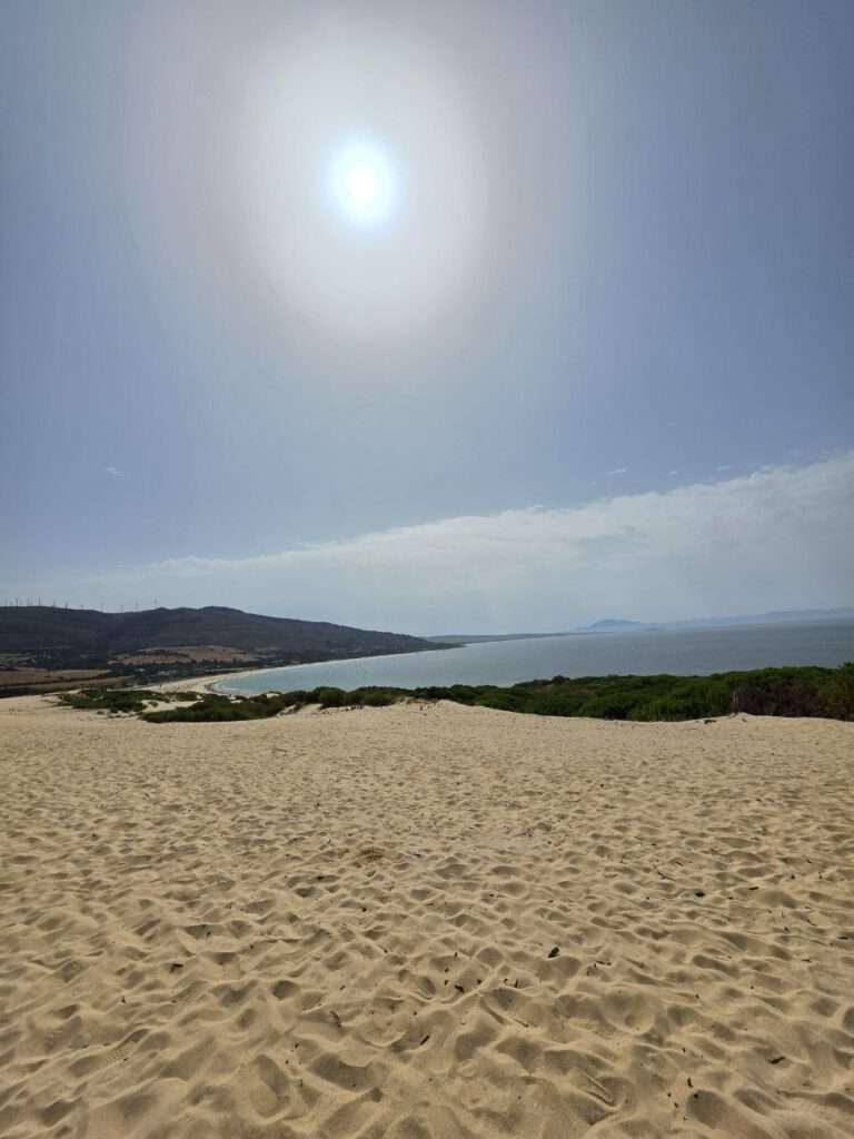 Andalusien-Roadtrip mit Kind: Tarifa, Cádiz und die schönsten Dünen 13 Andalusien-Roadtrip mit Kind: Tarifa, Cádiz und die schönsten Dünen Aufstieg durch den weichen Sand der Düne von Valdevaqueros