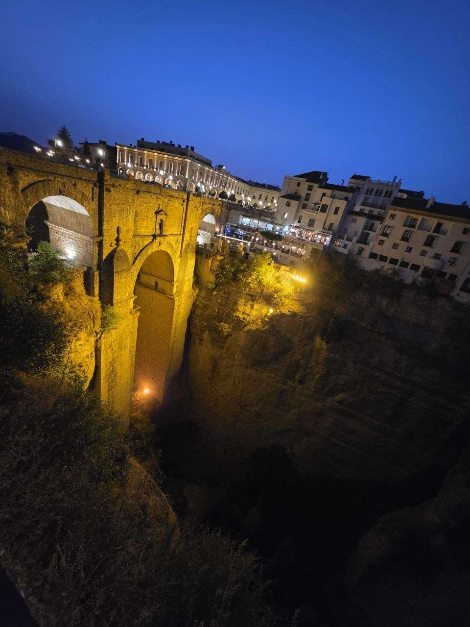 Ronda mit Kind: Setenil de las Bodegas, weiße Dörfer und Andalusiens Olivenöl-Paradies 2 Ronda mit Kind: Setenil de las Bodegas, weiße Dörfer und Andalusiens Olivenöl-Paradies Beleuchtete Brücke Puente Nuevo in Ronda am Abend Ronda Puente Nuevo Abend