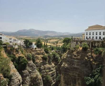 Ronda mit Kind: Setenil de las Bodegas, weiße Dörfer und Andalusiens Olivenöl-Paradies