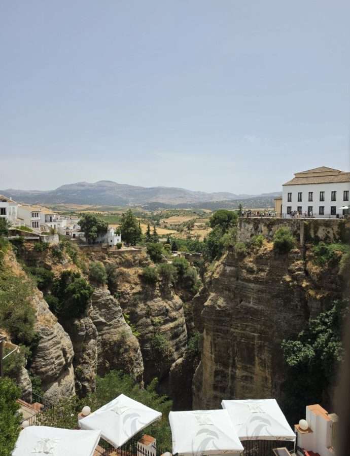 Ronda mit Kind: Setenil de las Bodegas, weiße Dörfer und Andalusiens Olivenöl-Paradies