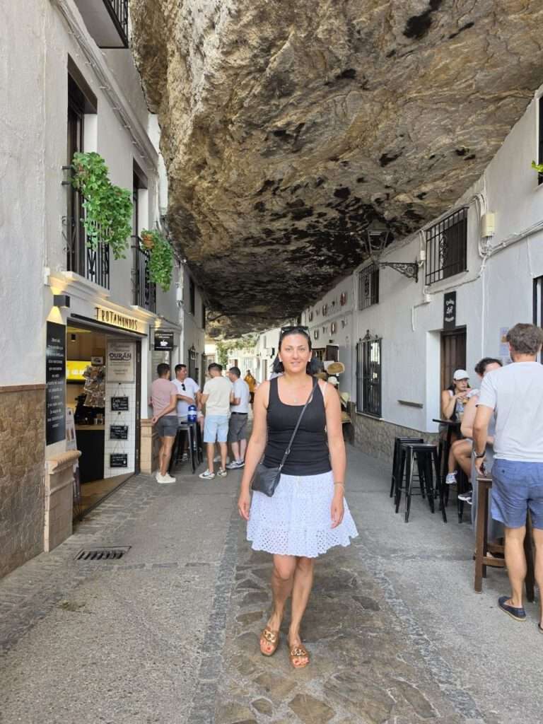 Ronda mit Kind: Setenil de las Bodegas, weiße Dörfer und Andalusiens Olivenöl-Paradies 7 Ronda mit Kind: Setenil de las Bodegas, weiße Dörfer und Andalusiens Olivenöl-Paradies Ronda mit Kind – Gasse unter den Felsen in Setenil de las Bodegas