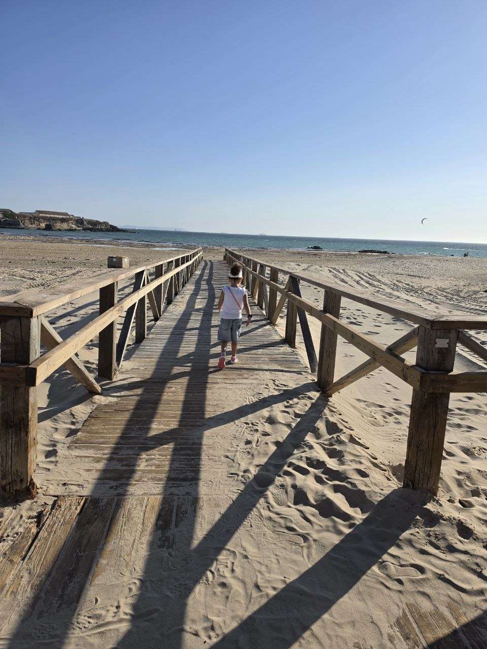 Andalusien-Roadtrip mit Kind – Holzsteg zum Strand von Tarifa